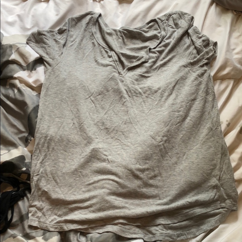 AE grey ribbed v neck